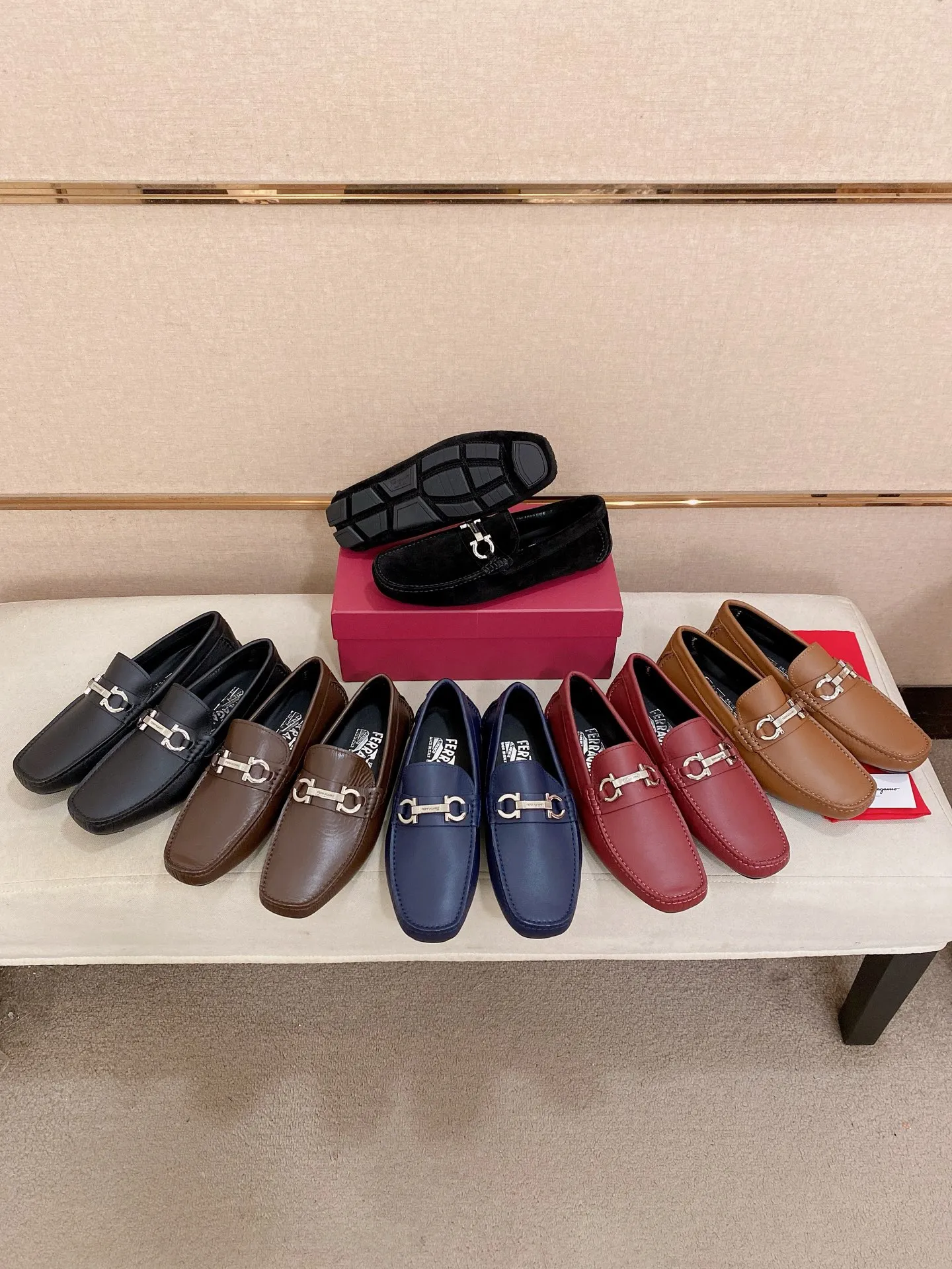Men's shoes💰: 540💰High-end quality! Ferragamo🆕🆕Exclusive hot-selling products in stock🔥🔥New products on the shelves, high-quality Ferragamo men's pea shoes, high-end casual driving shoes, with complete packaging! 💪 💪 Material: imported Oxford cowhide 🐂 + imported high-quality water-dyed cowhide lining + wear-resistant outsole 👍🏻👍🏻 Features: high-end and comfortable, purely handmade 🚀 🚀 Create the perfect shoes that suit you best 🔥 🔥 Size: (38-44) 45 standard size can be customized!